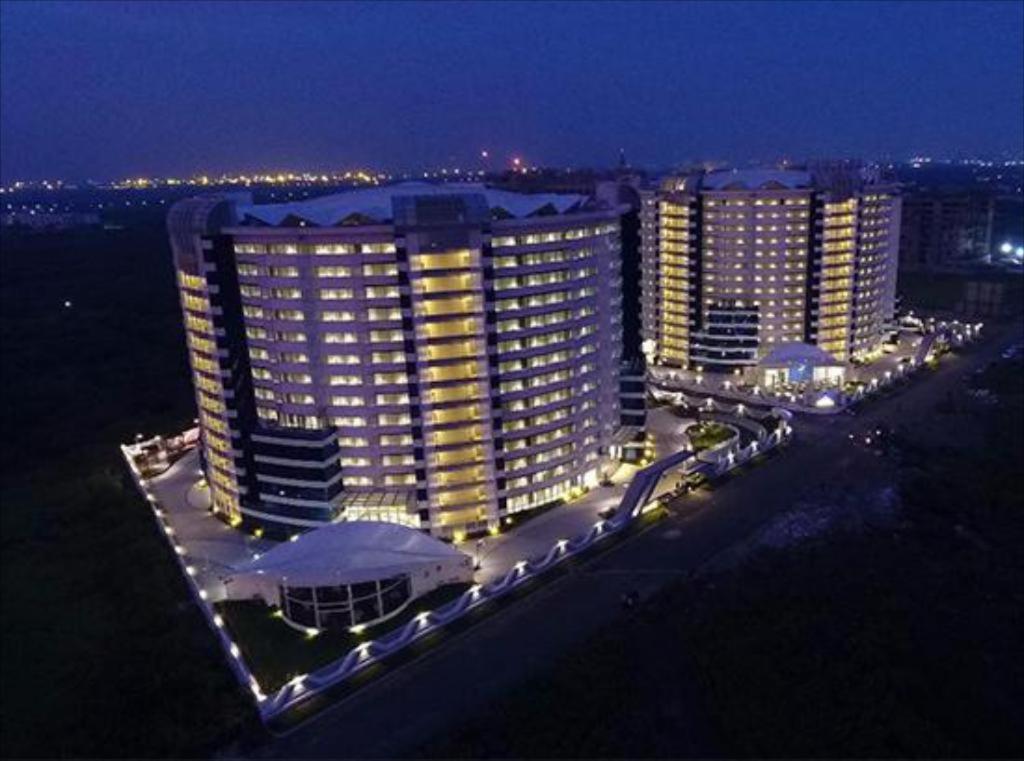 7 Star Weekend Studio At Rajhans Belliza By Global Hospitality Surat Exterior foto
